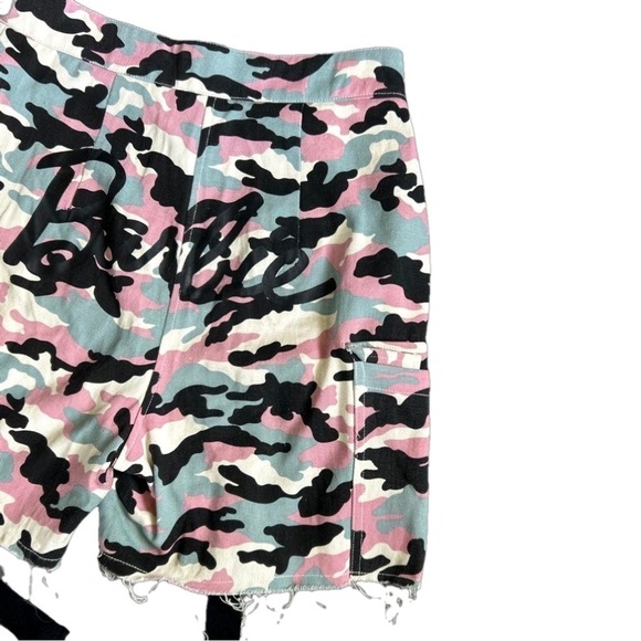 Missguided Barbie high rise pink camouflage high rise raw hem retro army shorts - Picture 7 of 11